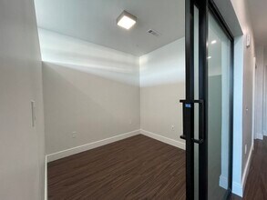 103 Sumner St, Unit #213 in Boston, MA - Foto de edificio - Building Photo