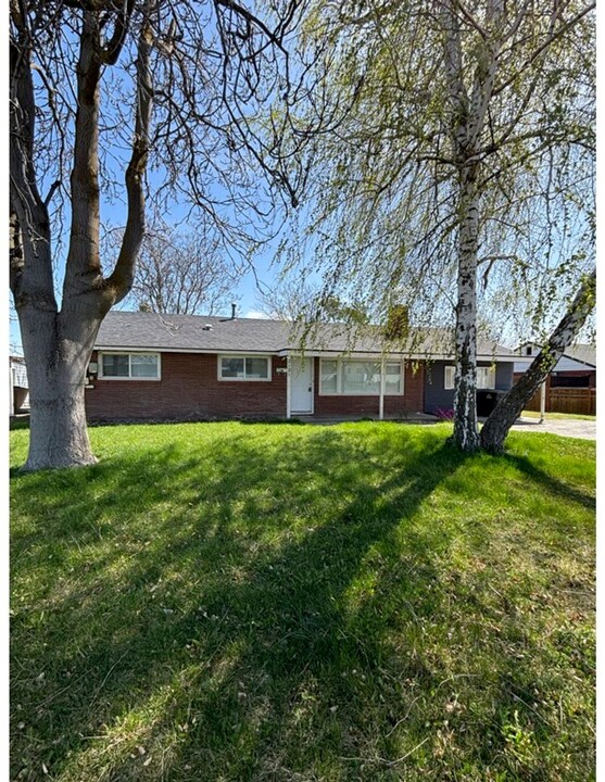 2121 W Lakeside Dr in Moses Lake, WA - Foto de edificio