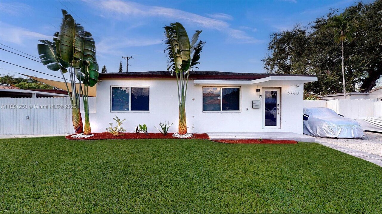 6760 SW 19th St in Miami, FL - Building Photo