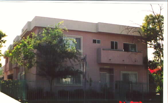 6658 Irvine in North Hollywood, CA - Foto de edificio - Building Photo