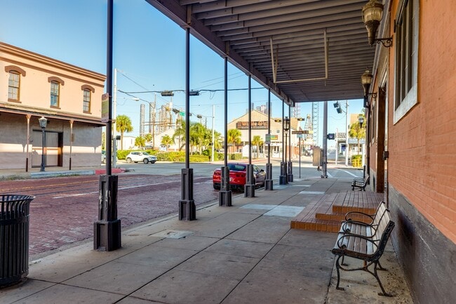 104 Moody Ave in Galveston, TX - Building Photo - Building Photo
