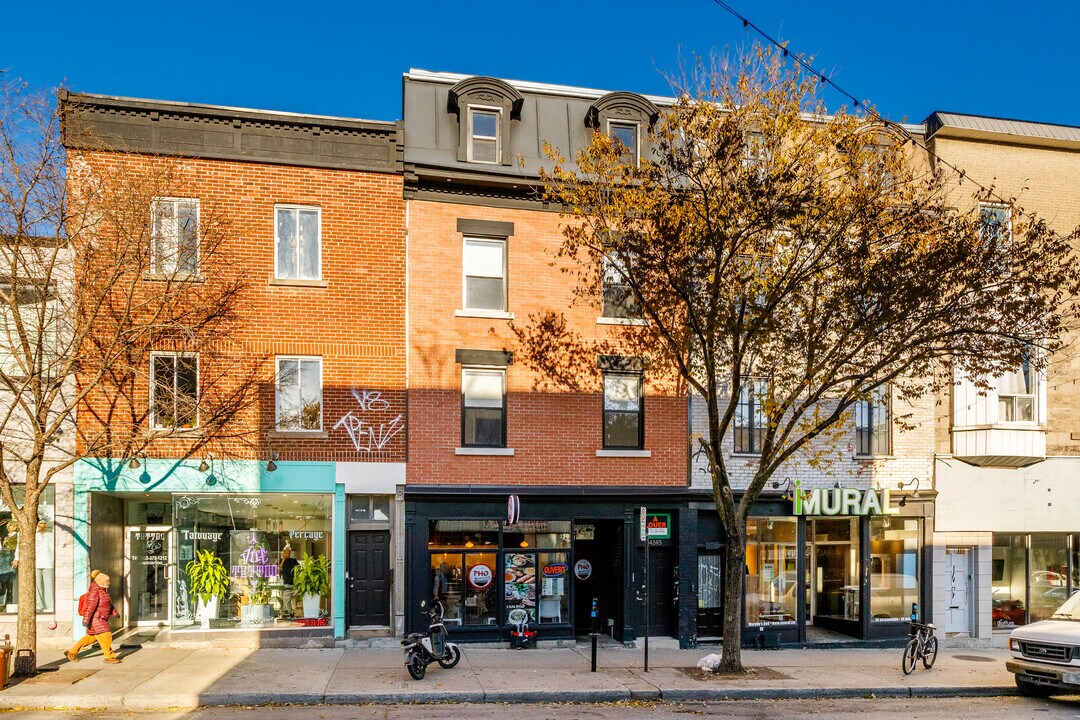 4147 Saint-Laurent Boul in Montréal, QC - Building Photo