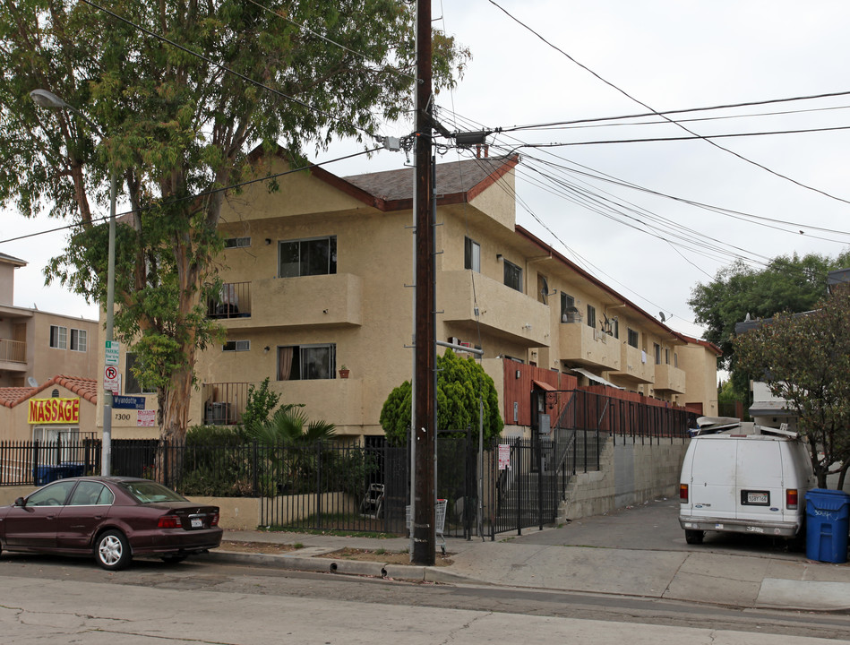 7300 Canby Ave in Reseda, CA - Building Photo