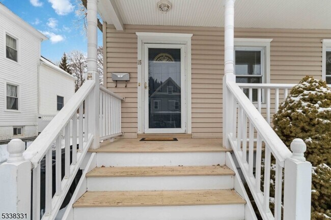 15 Hazlett St in Morristown, NJ - Building Photo - Building Photo