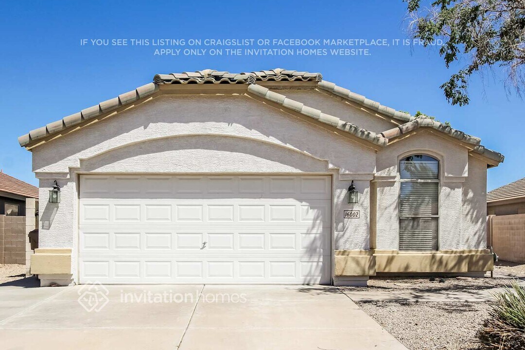 16002 W Latham St in Goodyear, AZ - Foto de edificio