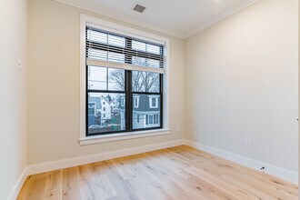 163 Everett St, Unit 303 in Boston, MA - Foto de edificio - Building Photo