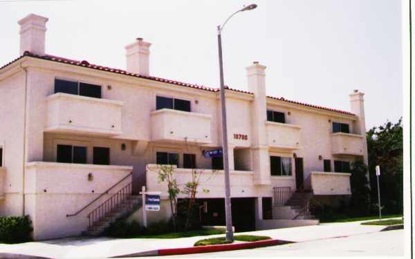 10700 Bloomfield St in North Hollywood, CA - Building Photo - Building Photo