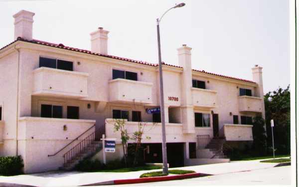 10700 Bloomfield St in North Hollywood, CA - Foto de edificio - Building Photo