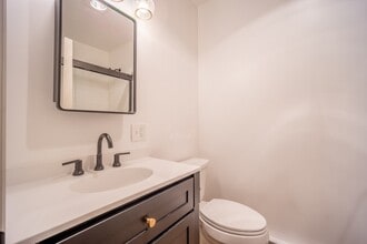 404 Chelsea Cv S in Hopewell Junction, NY - Foto de edificio - Building Photo