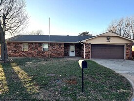 3908 Hickory Stick Dr in Chickasha, OK - Building Photo