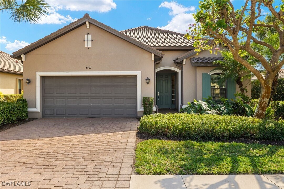8502 Palacio Terrace N in Naples, FL - Building Photo