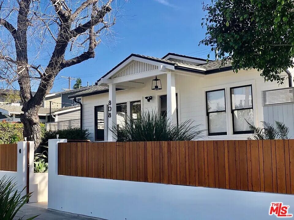 808 Milwood Ave in Los Angeles, CA - Building Photo