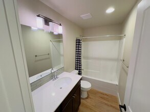 1096 E Fairhaven Ave in Burlington, WA - Foto de edificio - Building Photo