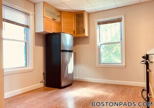 105 Buttonwood St in Boston, MA - Building Photo - Building Photo