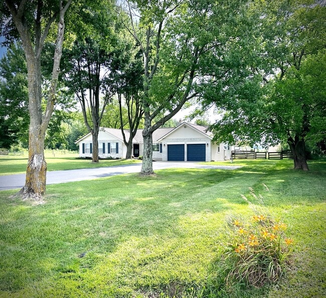 3911 Green Cook Rd in Johnstown, OH - Foto de edificio - Building Photo