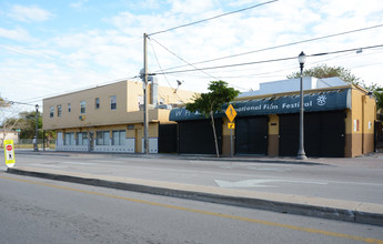 Island In The Cove in Miami, FL - Foto de edificio - Building Photo