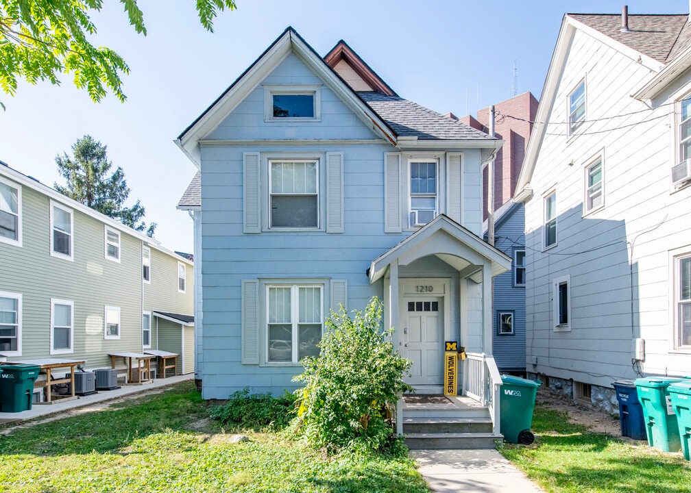 1210 Washtenaw Ct in Ann Arbor, MI - Building Photo