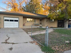 6690 Magnolia St in Commerce City, CO - Building Photo