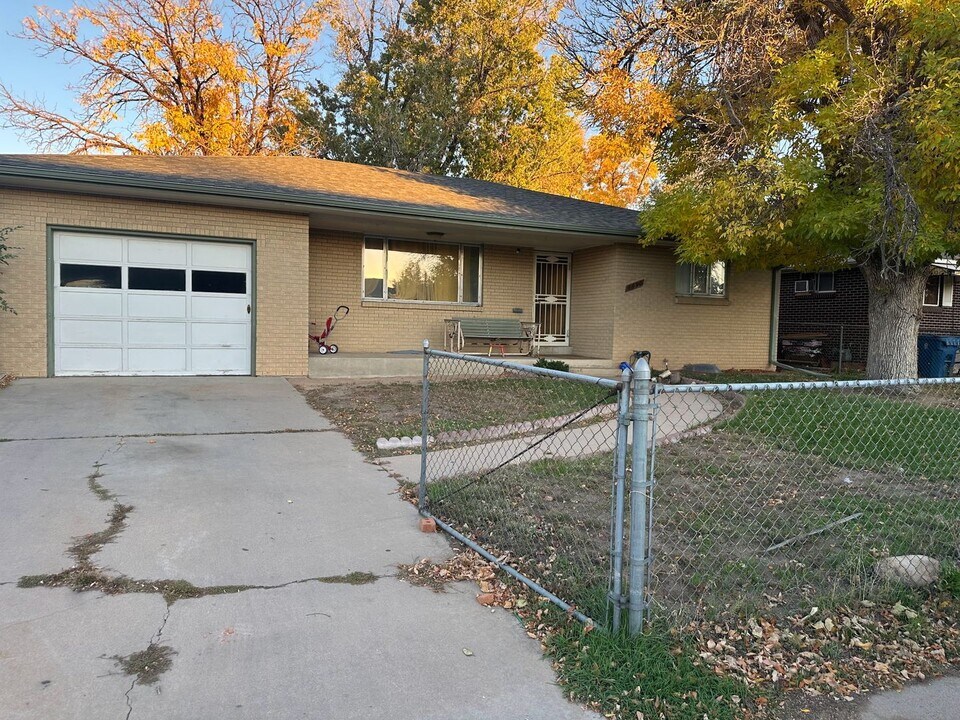 6690 Magnolia St in Commerce City, CO - Building Photo