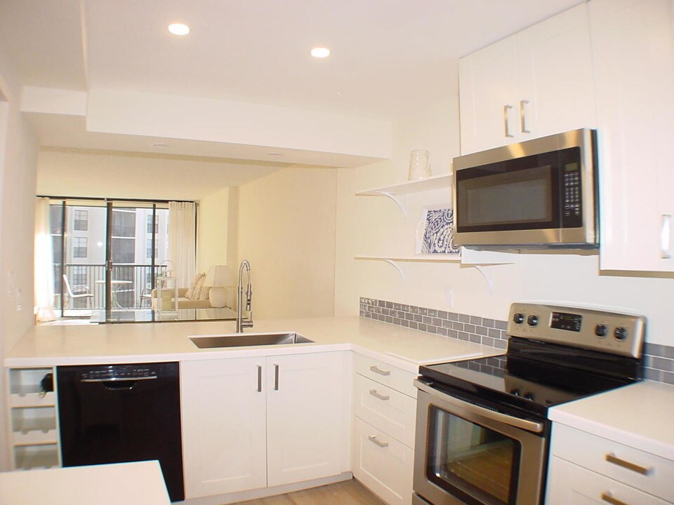 20 Royal Palm Way-Unit -303 in Boca Raton, FL - Building Photo