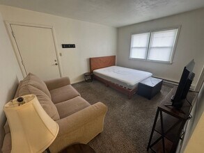 1811 13th Ave in Moline, IL - Building Photo - Building Photo