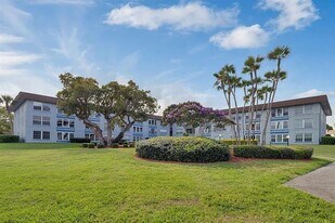 333 Lake Howard Dr NW, Unit 212D. 55 plus community in Winter Haven, FL - Building Photo