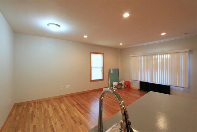 132 Columbia St, Unit 3 in Cambridge, MA - Foto de edificio - Building Photo