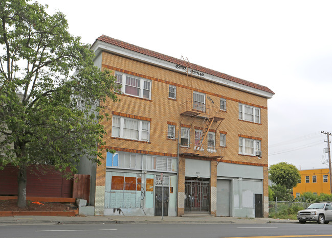 2042-2046 International Blvd in Oakland, CA - Building Photo - Building Photo