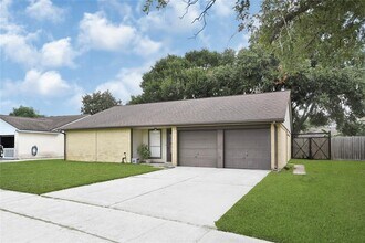 10007 Oakmont Dr in La Porte, TX - Building Photo - Building Photo