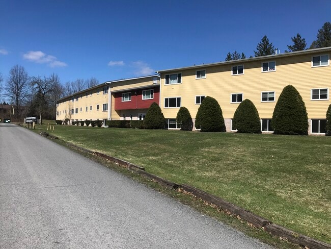 105 Green Oaks Dr in Edinboro, PA - Building Photo - Building Photo