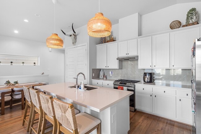 property at 502 W Donovan St