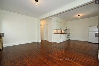 SPACIOUS, Bright, 1000 SQFT Upper unit in High Park. in Toronto, ON - Building Photo - Building Photo