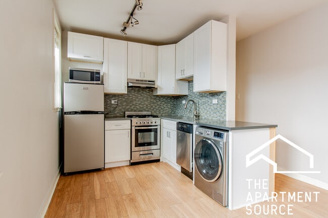 515 W Belmont Ave, Unit 44 in Chicago, IL - Building Photo - Building Photo