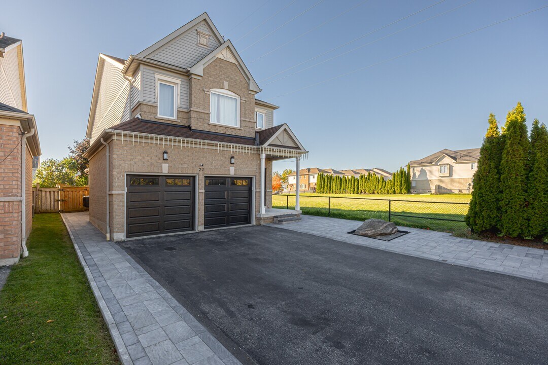 71 Solmar Av in Whitby, ON - Building Photo