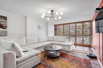 600 Parkview Dr, Unit 217 in Hallandale Beach, FL - Foto de edificio - Building Photo