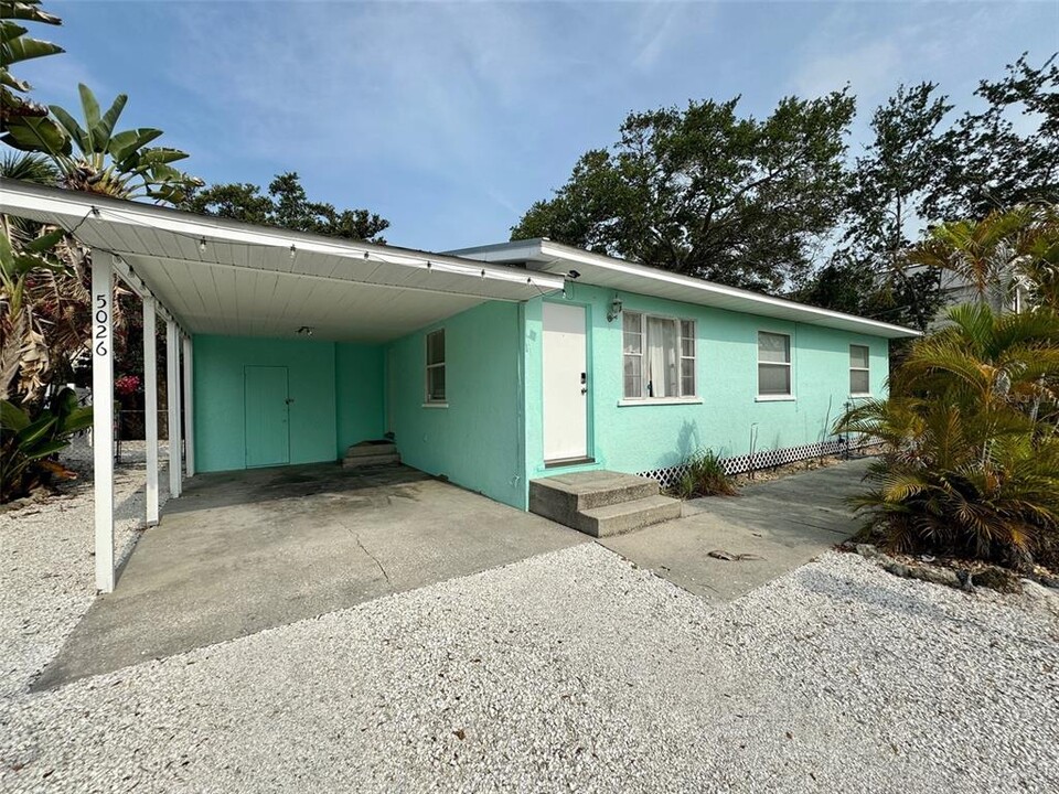 5026 Calle Minorga in Siesta Key, FL - Building Photo