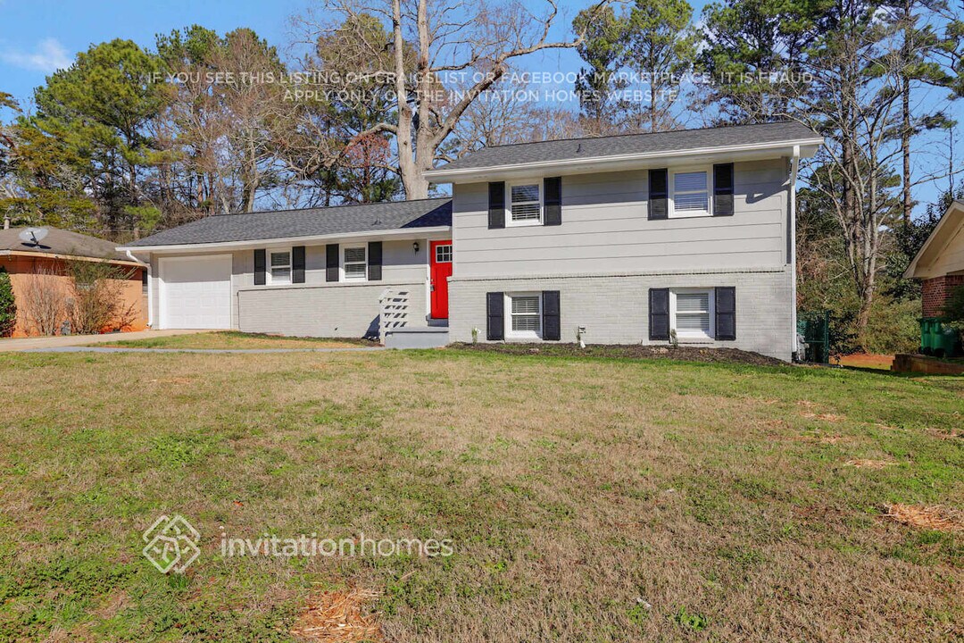 883 Meadow Rock Dr in Stone Mountain, GA - Foto de edificio