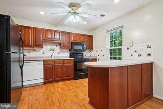 6760 Cardinal Woods Ct in Lorton, VA - Building Photo - Building Photo