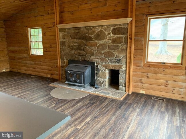 property at 7 Glade Dr