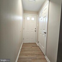 8473 Aurora Ct in Lorton, VA - Building Photo