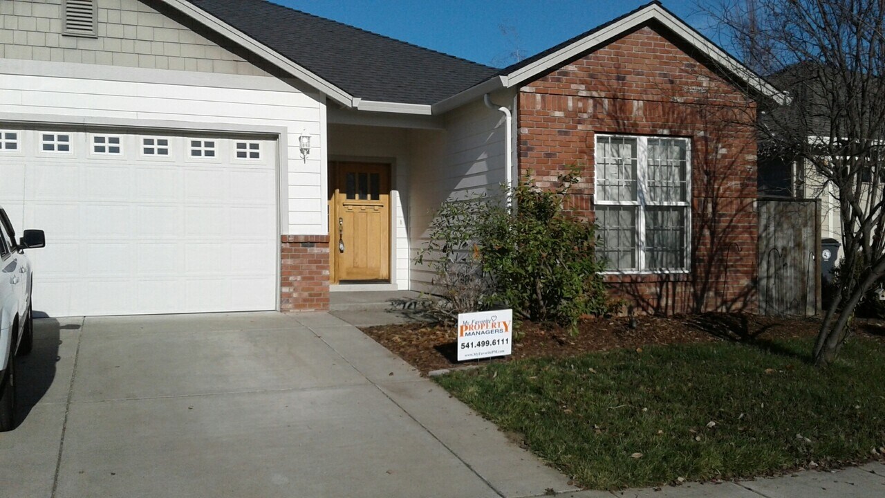 2657 Brookdale Dr in Central Point, OR - Building Photo