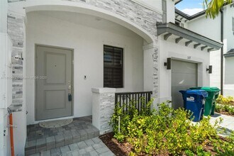 541 NW 204th St in Miami, FL - Building Photo - Building Photo