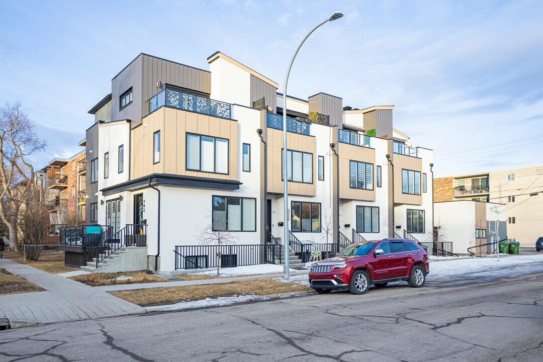704 1 Av NW in Calgary, AB - Building Photo
