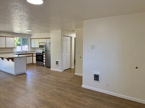 795 Woodland Acres Ln in Eugene, OR - Building Photo - Building Photo