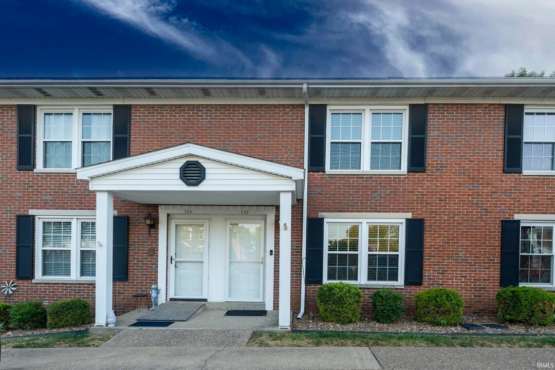 107 Olde Newburgh Dr in Newburgh, IN - Building Photo
