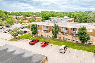 River Road East in Fridley, MN - Foto de edificio - Building Photo