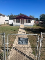 621 W Leona St in Pearsall, TX - Building Photo