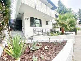 904 N Sierra Bonita Ave in West Hollywood, CA - Building Photo
