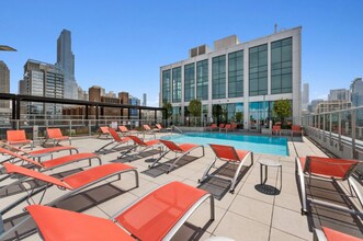 200 W Institute Pl in Chicago, IL - Building Photo - Building Photo