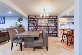 18324 Clark St, Unit 205 in Tarzana, CA - Foto de edificio - Building Photo
